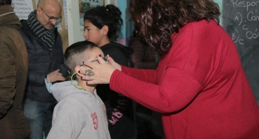 Entrega de anteojos a los alumnos y alumnas en Morón