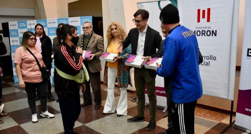 El Municipio de Morón y el ENACOM entregaron tablets a vecinos y vecinas del distrito