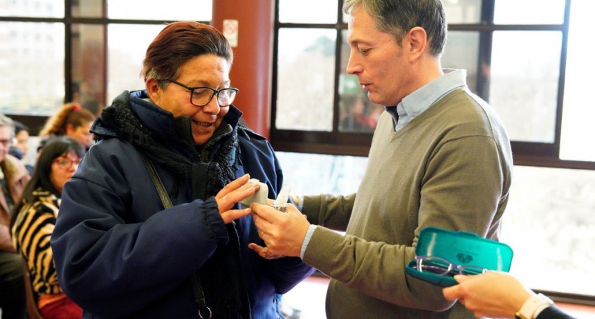 Fernando Gray entregó 56 pares de lentes a vecinas y vecinos del distrito