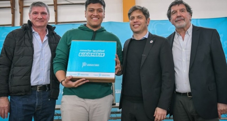 Axel Kicillof entregó 229 computadoras personales a estudiantes de Lincoln