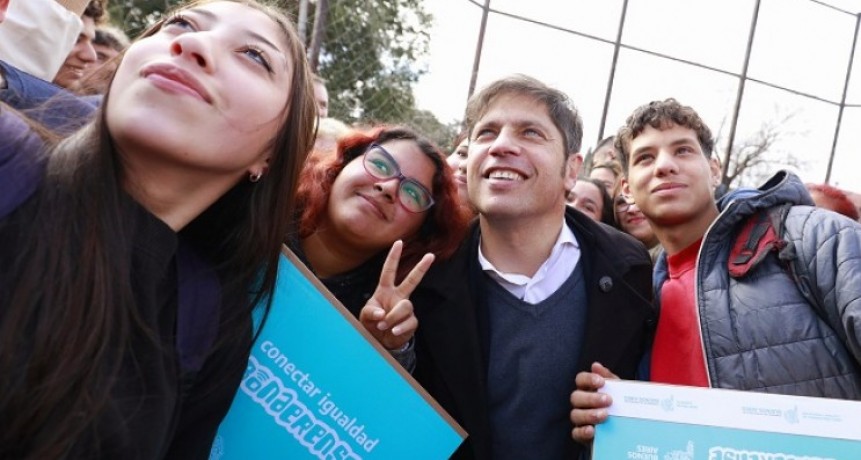 Axel Kicillof entregó 278 computadoras personales a estudiantes de San Miguel