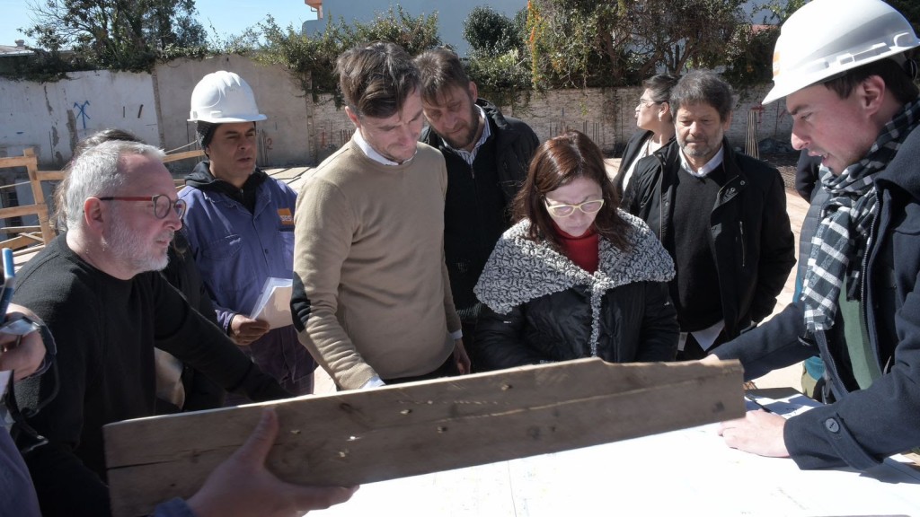 Lucas Ghi y Silvina Batakis recorrieron las obras del nuevo complejo habitacional en El Palomar