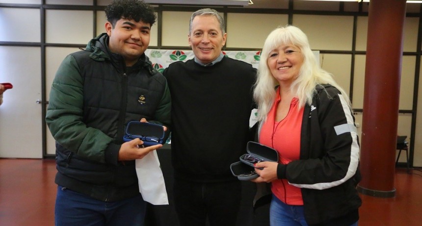 Fernando Gray entrega 106 pares de lentes recetados a vecinos de Esteban Echeverría