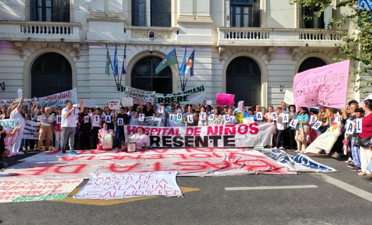 Abrazo solidario en el Hospital del Niño de San Justo: trabajadores denuncian sueldos de indigencia y servicios colapsados