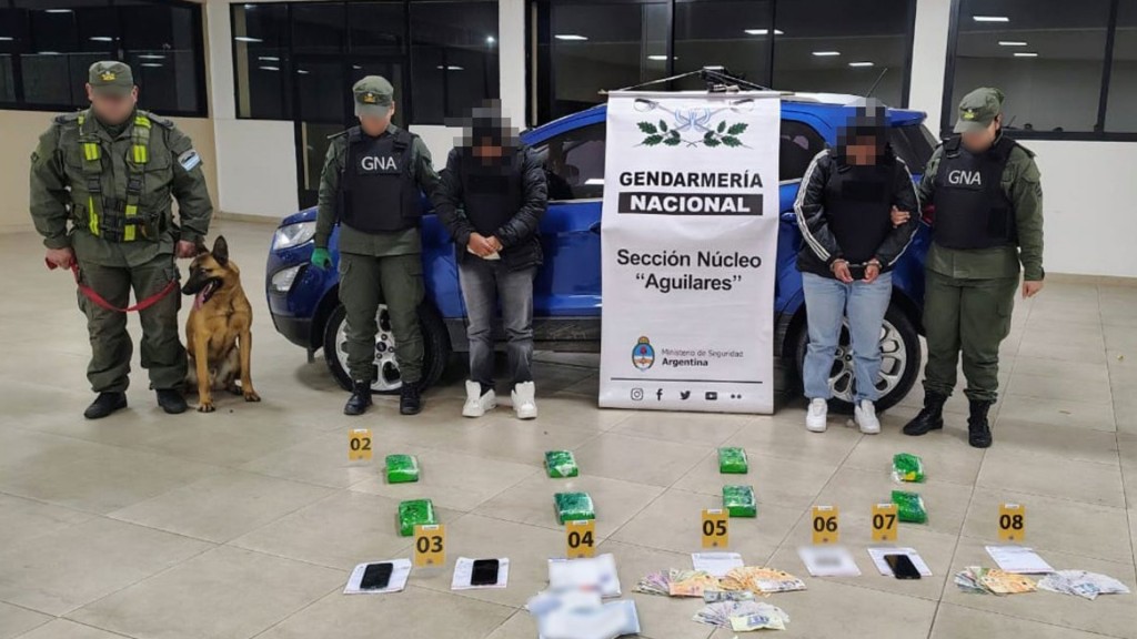 Gendarmería detuvo a dos mujeres con más de ocho kilos de cocaína ocultos en el techo de una camioneta