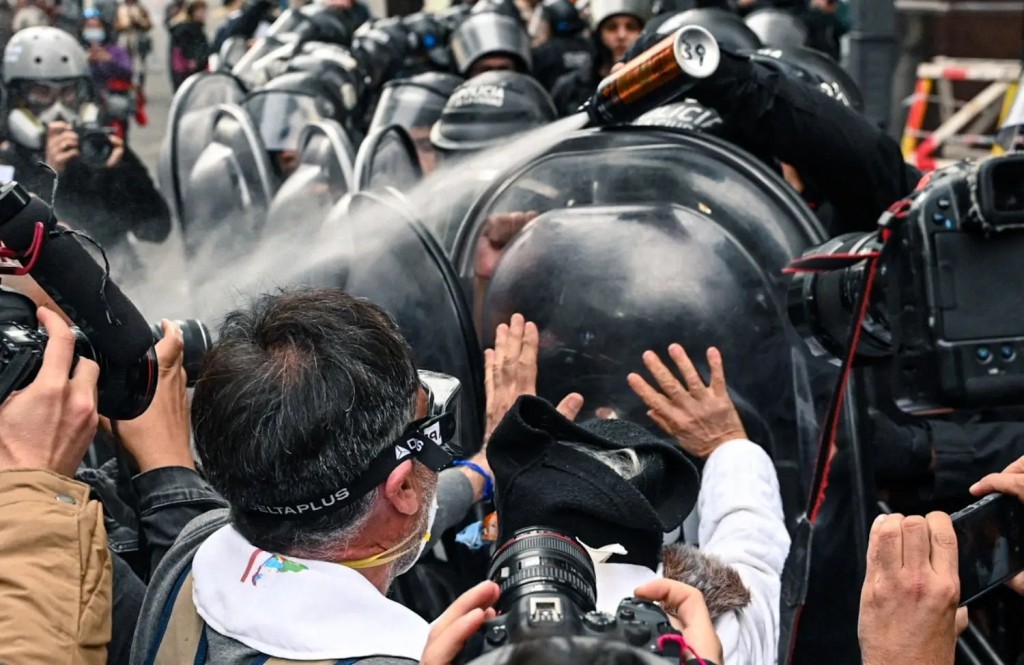 Violencia en el Congreso: represión a manifestantes y periodistas dejó al menos 25 heridos