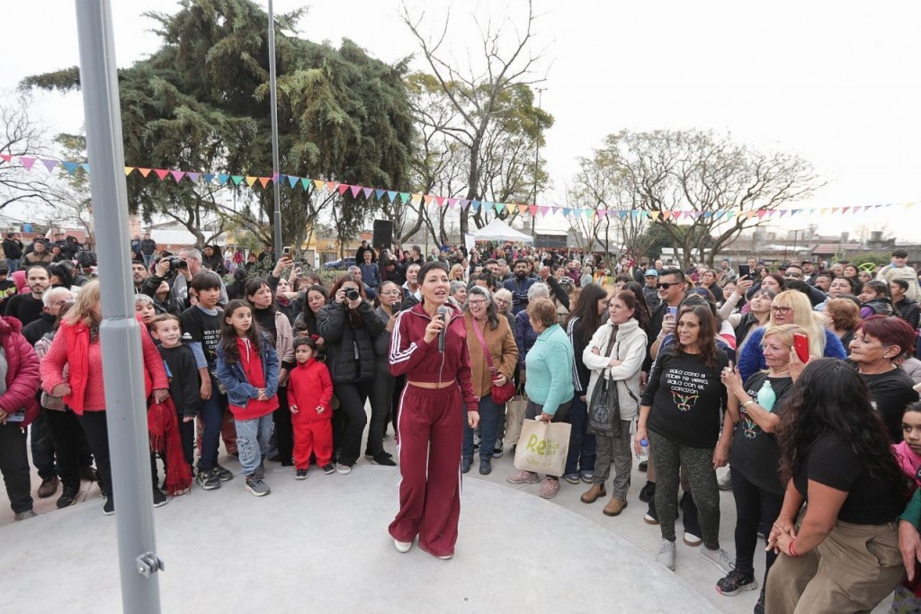 Mayra Mendoza inauguró una renovada plaza en Ezpeleta y llamó a “ponerle un freno a Milei en las urnas”