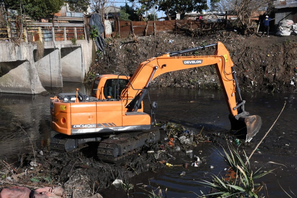 Morón: arrancó la limpieza del arroyo para prevenir inundaciones y recuperar la flora local
