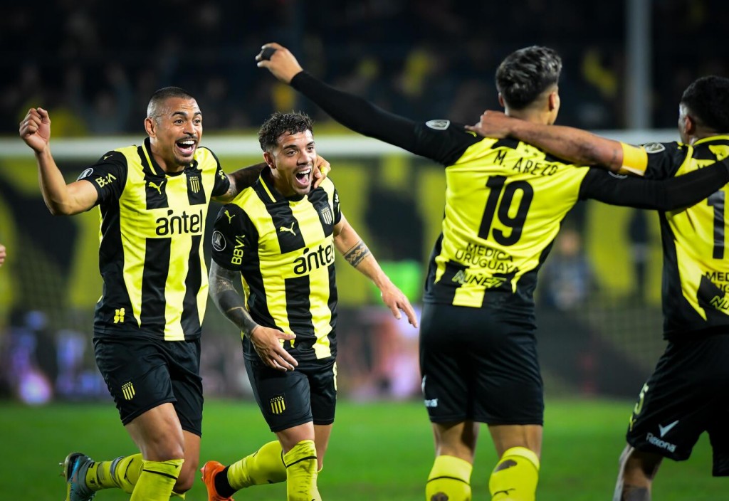 Peñarol sorprendió en el final y dejó a Racing contra las cuerdas en la Libertadores
