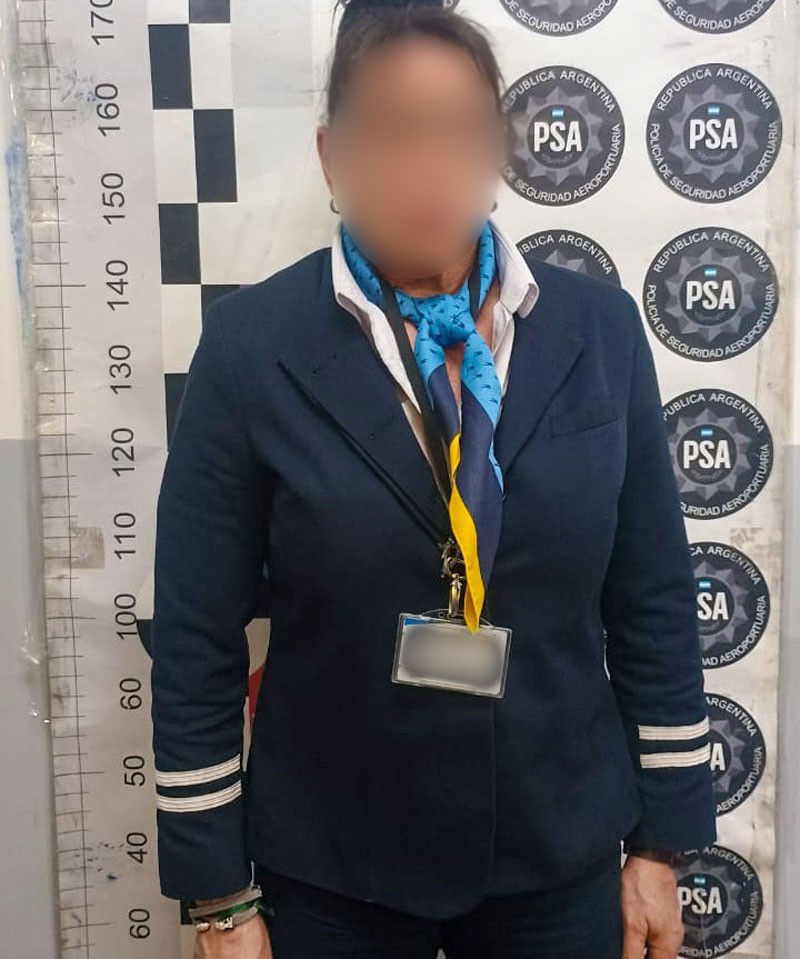 Detienen a azafata en Ezeiza por contrabandear diamantes, celulares y dinero en efectivo