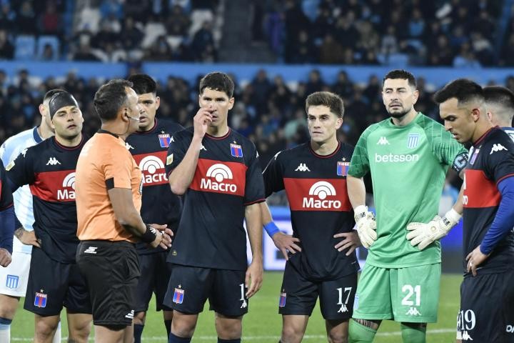 Tigre dio el golpe y venció a Racing con dos goles en cuatro minutos