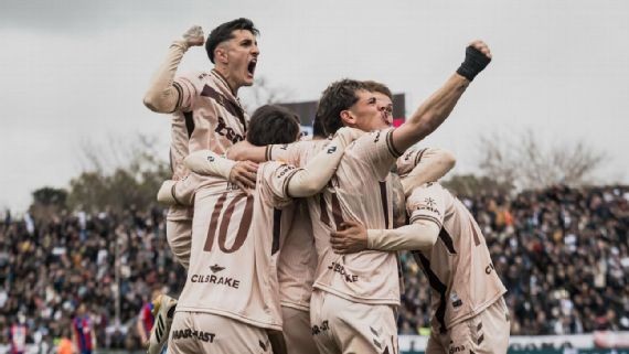 Platense venció a San Lorenzo en un partido cargado de polémicas y emociones