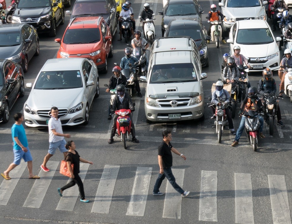 Peatones y motociclistas: un compromiso compartido en el Día Mundial del Peatón