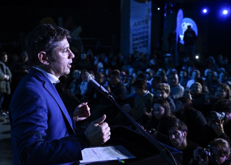 Kicillof entregó motos policiales y escrituras gratuitas en San Miguel: críticas a Milei por recorte de fondos