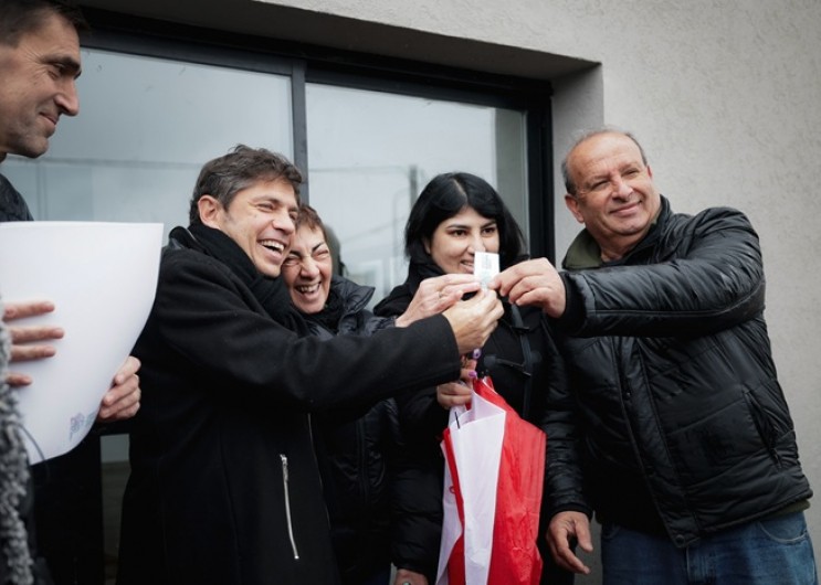 Kicillof entregó viviendas en Tandil y apuntó contra Milei por el freno a la obra pública