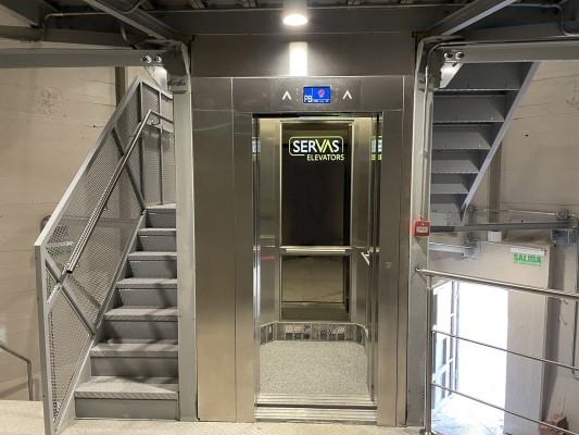 El Obelisco estrenó un ascensor fabricado íntegramente en La Matanza