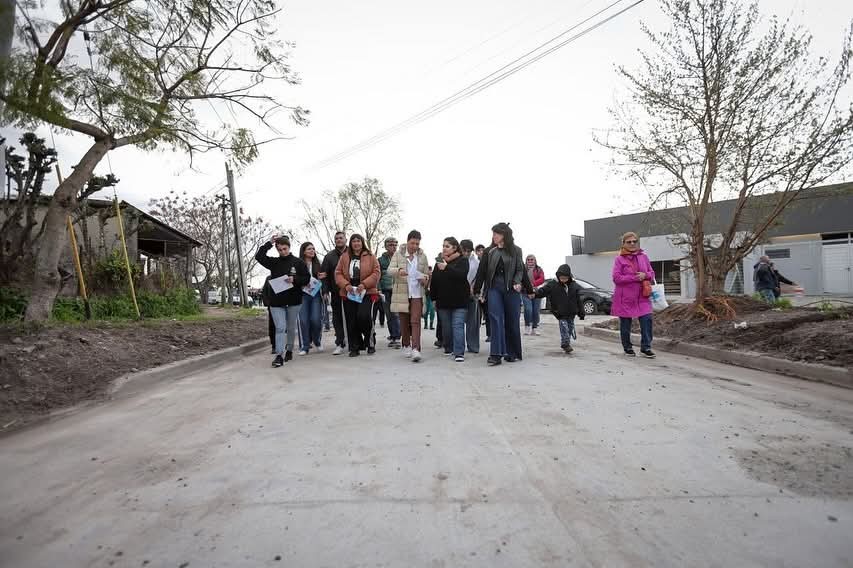 Mayra Mendoza supervisó la pavimentación de 10 cuadras en Solano con fondos 100% municipales