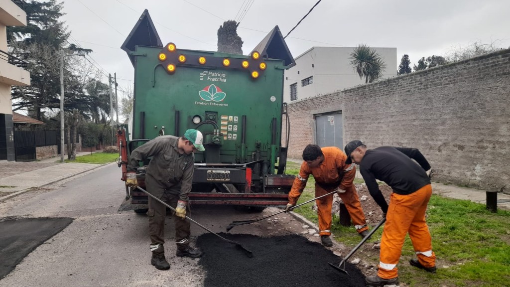 Avanzan las obras de bacheo en Luis Guillón con fondos municipales