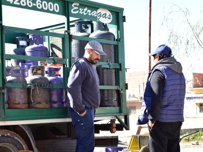 El Municipio realizó un operativo de recarga de garrafas a precio social en 9 de Abril