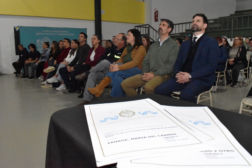 Miramar: casi 100 familias recibieron la escritura de su vivienda tras décadas de espera
