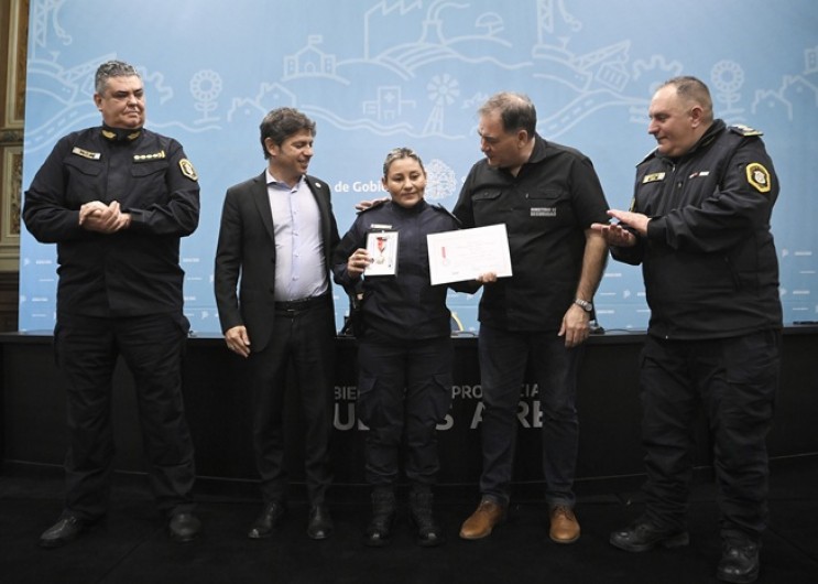Kicillof distinguió a policías bonaerenses con la máxima condecoración “San Miguel Arcángel”