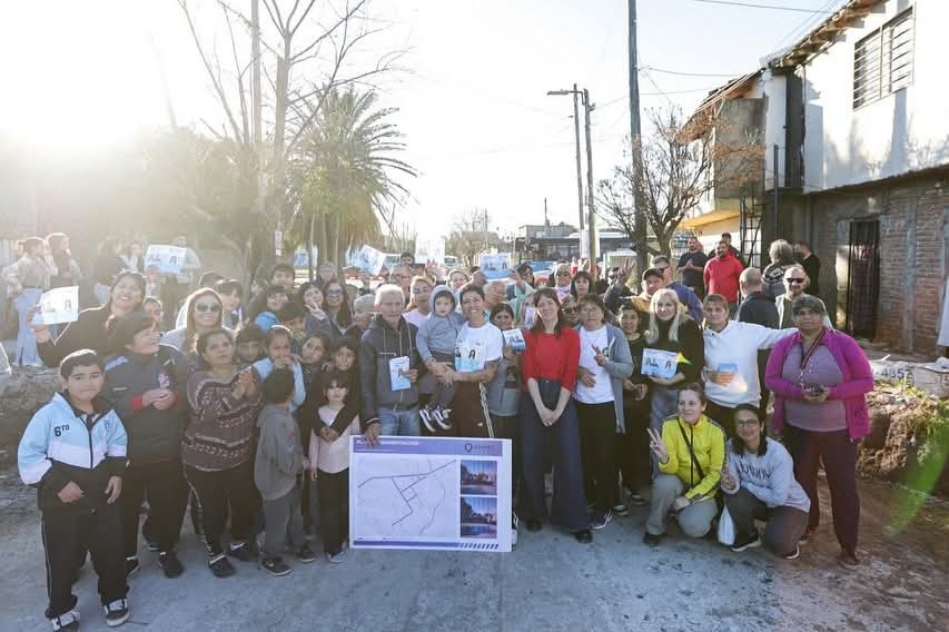 Mayra Mendoza recorrió las obras de pavimento en Santa Lucía: “Queremos seguir transformando Quilmes”