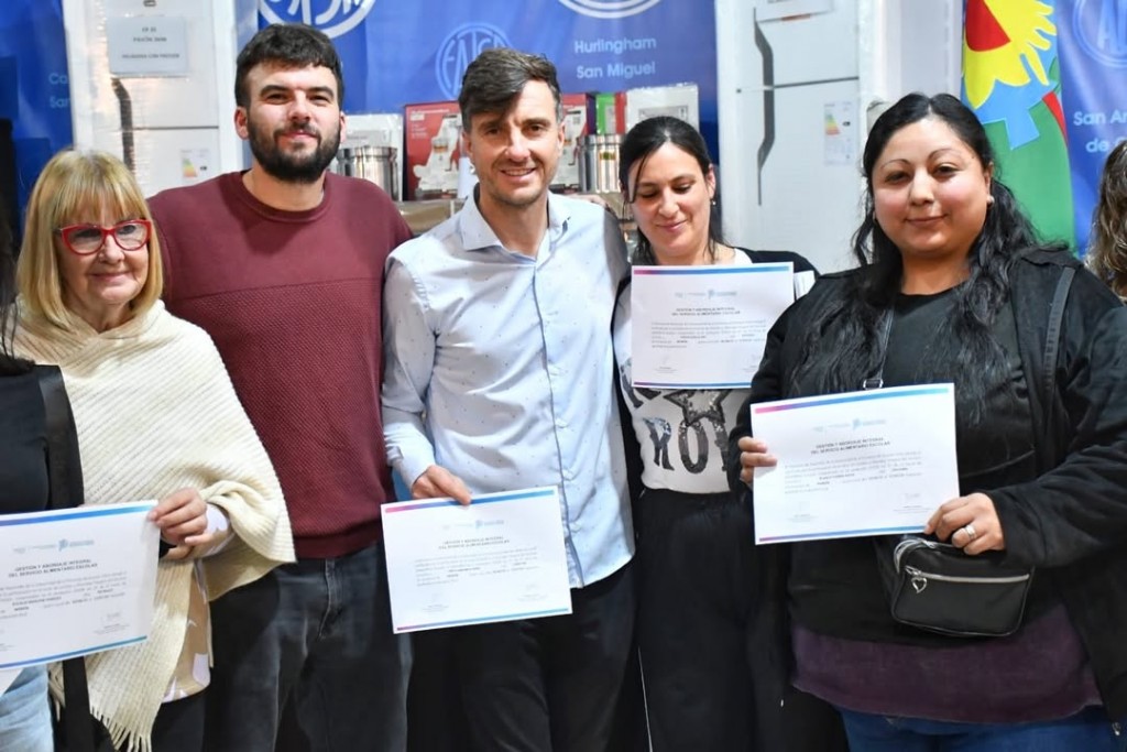 Morón: entregan equipamiento y diplomas para fortalecer a las escuelas del distrito