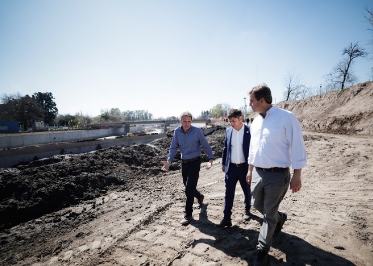 Kicillof recorrió obras hidráulicas en Luján y Mercedes para prevenir inundaciones y mejorar la integración urbana
