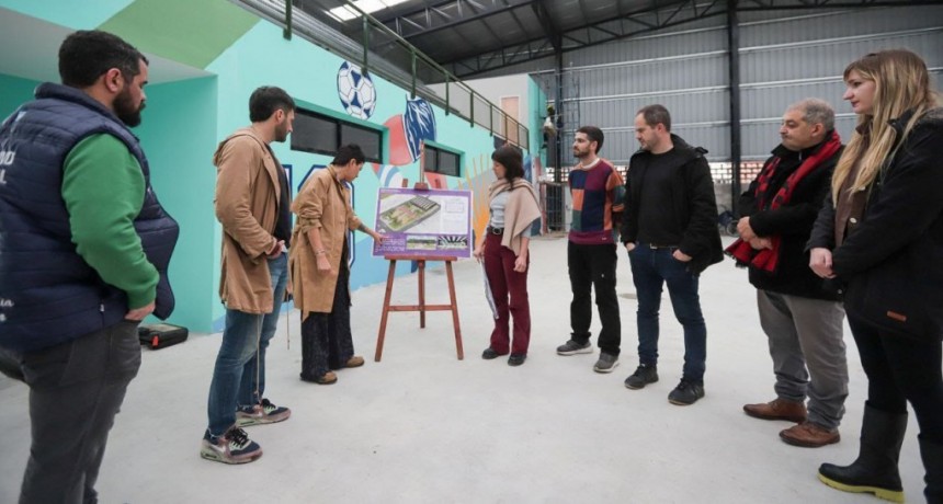 Mayra Mendoza recorrió la obra del nuevo polideportivo Diego Maradona en Quilmes Oeste