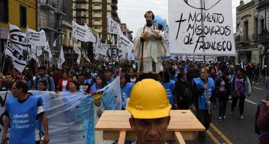 San Cayetano: gremios, movimientos sociales y de derechos humanos marchan contra el modelo económico de Milei