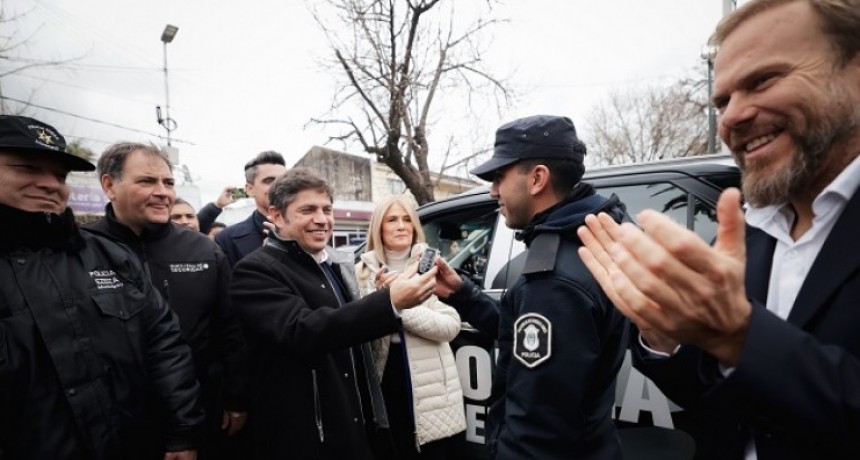 Kicillof entregó patrulleros en Ezeiza y volvió a apuntar contra el ajuste del Gobierno nacional