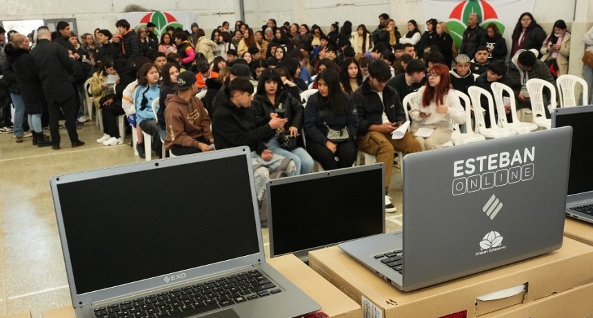 Fernando y Magui Gray entregaron más de 400 notebooks a estudiantes de Monte Grande