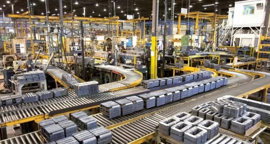 La industria cayó 1,2% en junio y la construcción creció 0,9%