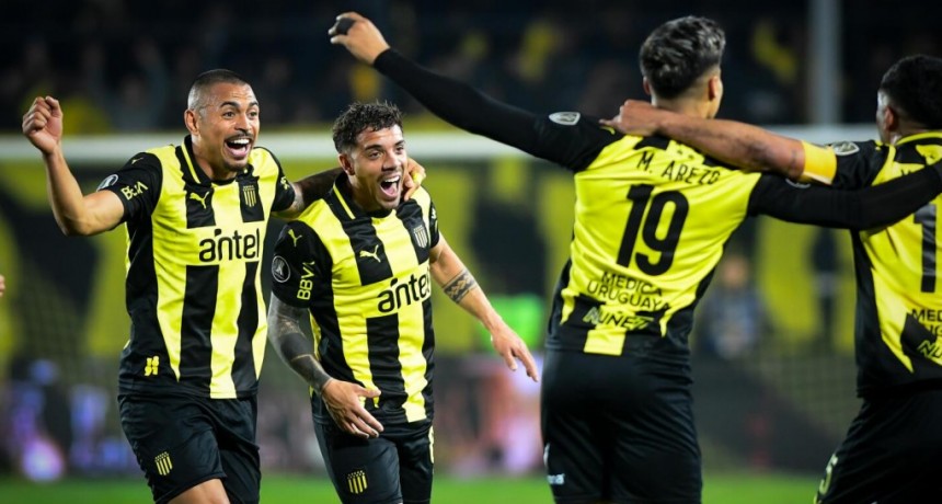Peñarol sorprendió en el final y dejó a Racing contra las cuerdas en la Libertadores