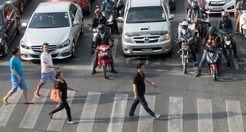 Peatones y motociclistas: un compromiso compartido en el Día Mundial del Peatón
