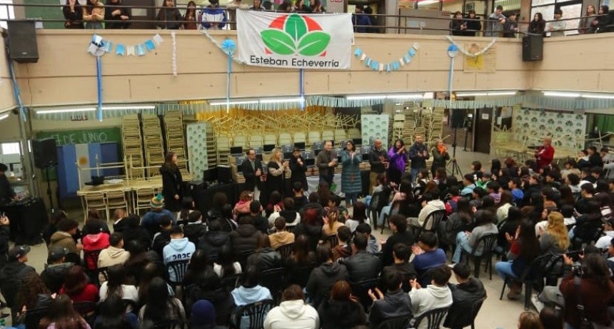 Fernando Gray entregó 746 nuevas notebooks a estudiantes de Monte Grande