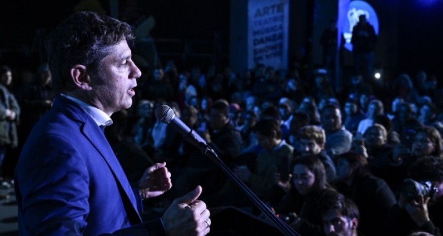 Kicillof entregó motos policiales y escrituras gratuitas en San Miguel: críticas a Milei por recorte de fondos