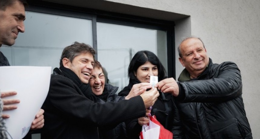 Kicillof entregó viviendas en Tandil y apuntó contra Milei por el freno a la obra pública