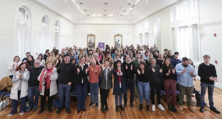 Mayra Mendoza reactivó obras en escuelas y entregó subsidios a 42 establecimientos de Quilmes