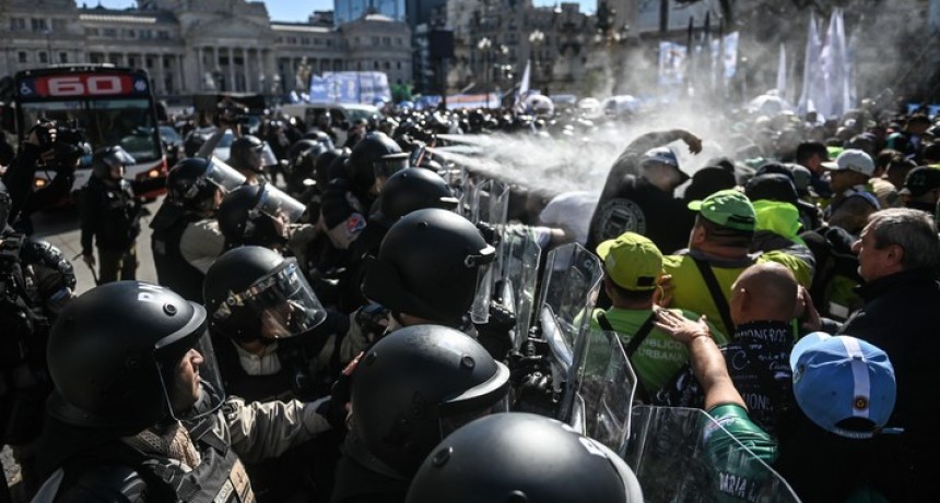Máxima tensión en el Congreso: gases contra trabajadores del Garrahan en plena sesión clave