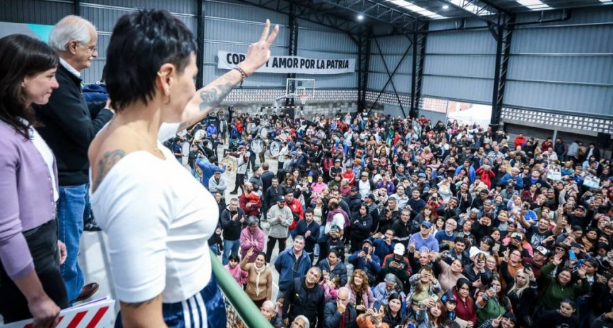 Mayra Mendoza, Máximo Kirchner y Jorge Taiana inauguraron el polideportivo “Diego Armando Maradona” en Quilmes Oeste