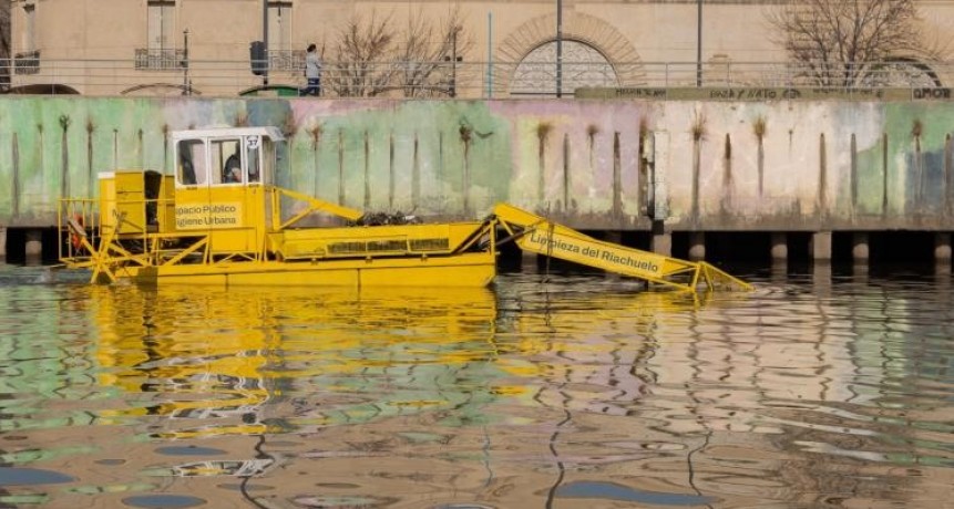 La Ciudad suma un catamarán de última generación y cuadruplica la limpieza del Riachuelo