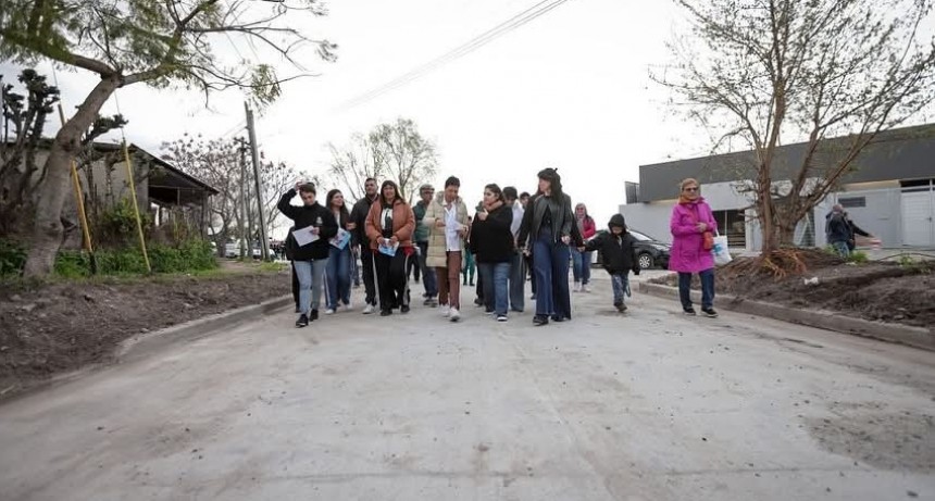 Mayra Mendoza supervisó la pavimentación de 10 cuadras en Solano con fondos 100% municipales