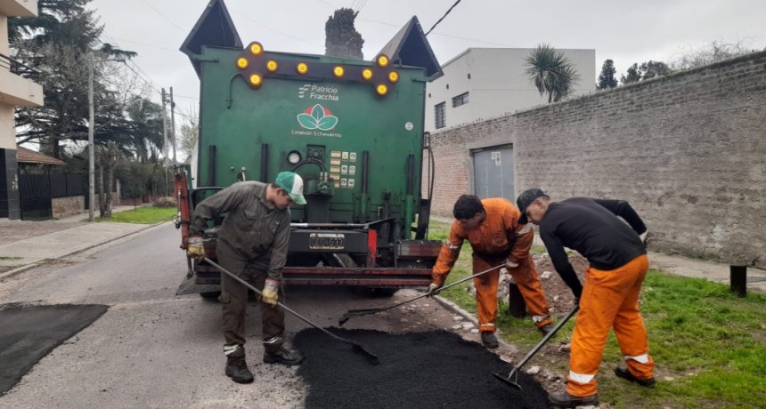 Avanzan las obras de bacheo en Luis Guillón con fondos municipales