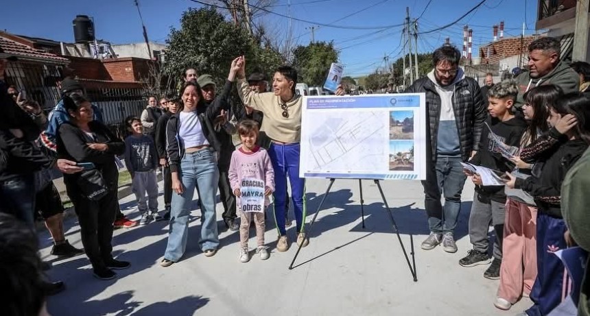 Mayra Mendoza y Ceci Soler recorrieron obras de pavimentación en Villa La Florida y Bernal Oeste