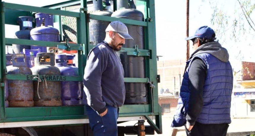 El Municipio realizó un operativo de recarga de garrafas a precio social en 9 de Abril