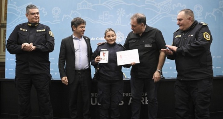 Kicillof distinguió a policías bonaerenses con la máxima condecoración “San Miguel Arcángel”