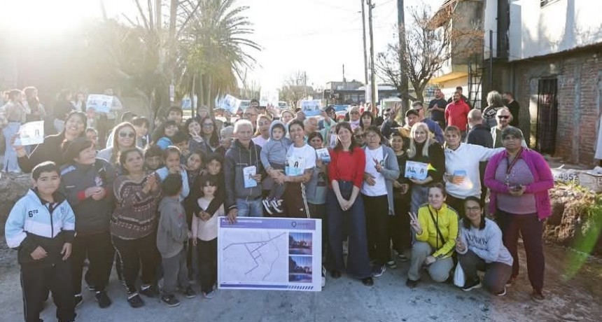 Mayra Mendoza recorrió las obras de pavimento en Santa Lucía: “Queremos seguir transformando Quilmes”