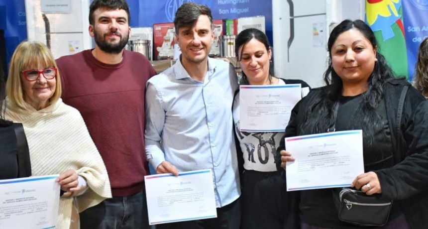 Morón: entregan equipamiento y diplomas para fortalecer a las escuelas del distrito