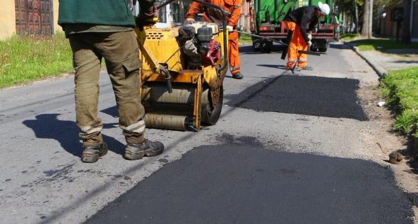 Luis Guillón: el Municipio avanza con nuevas obras de bacheo en las calles